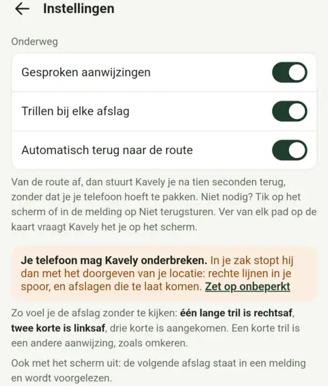 Instellingen, Onderweg: Gesproken aanwijzingen, Trillen bij elke afslag en Automatisch terug naar de route